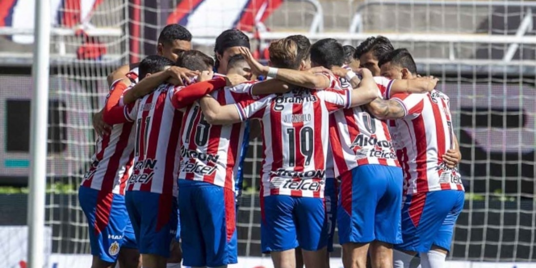 Futbolistas de Chivas antes de un encuentro en el Torneo Guard1anes 2021 de la Liga MX.