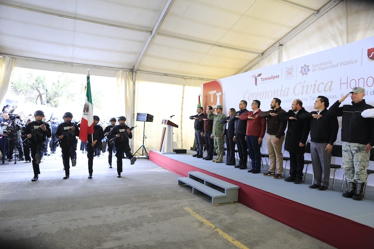Gobernador Américo Villarreal encabeza ceremonia cívica de honores en el C3 de Ciudad Victoria.