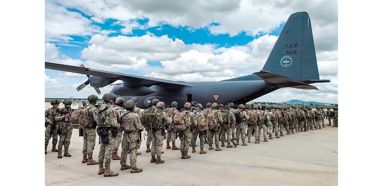 Efectivos de Fuerzas Especiales del Ejército abordan una aeronave en Santa Lucía rumbo a Culiacán, en foto de archivo.