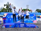 Los jugadores de voleibol celebran sus medallas, ayer.