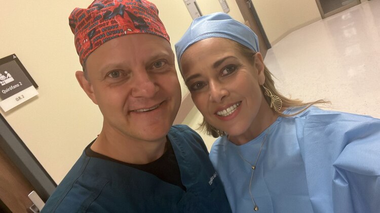 La periodista Bibiana Belsasso, con el especialista en oftalmología.