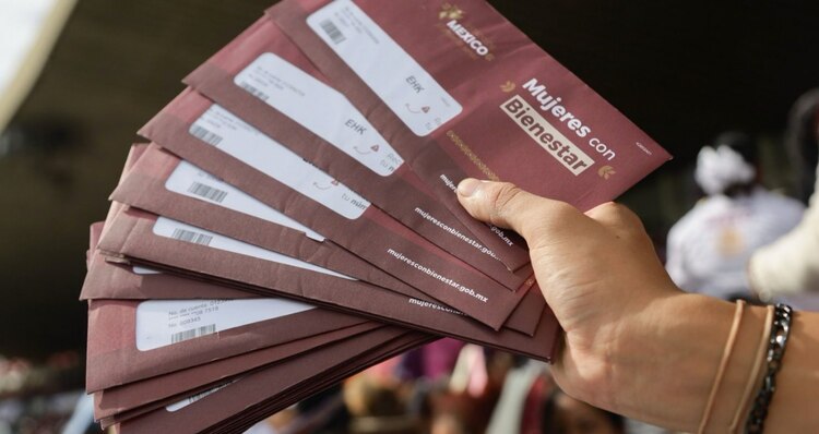 Reportan bloqueos de tarjetas de Mujeres con Bienestar.