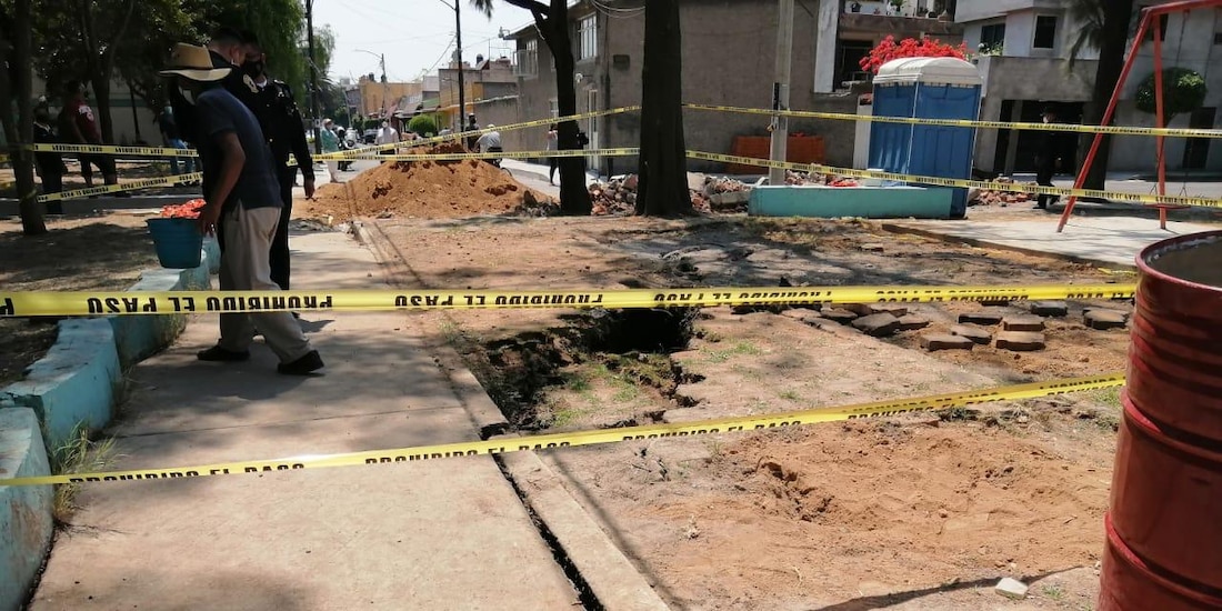 La grieta es analizada por ingenieros especialistas del Instituto de Geofísica de la UNAM.