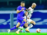 Orbelín Pineda y Carlos González pelean el balón en el choque entre Cruz Azul y Pumas en la última fecha de la Liga MX.