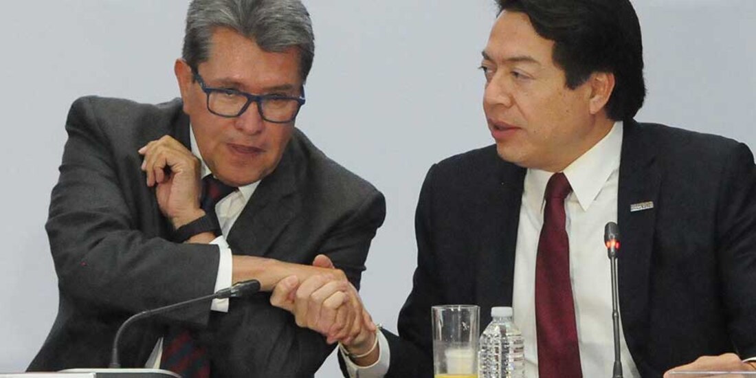 Ricardo Monreal, senador de Morena y Mario Delgado, presidente nacional de Morena, se saludan al inicio de la reunión plenaria del 31 de enero de 2023