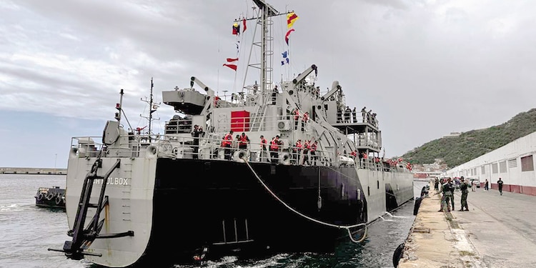 Embarcación de la Armada, tras arribar ayer al país caribeño.