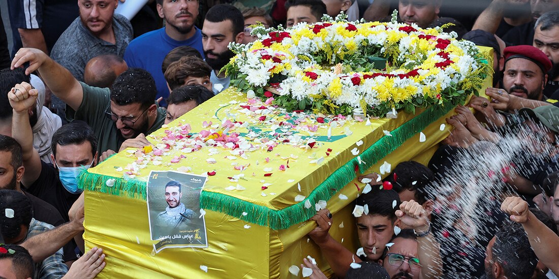 Miles de residentes se suman a los funerales de presuntos terroristas tras el primer día de ataques.