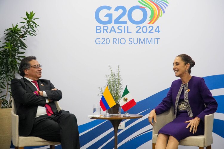 La mandataria con Gustavo Petro, presidente de Colombia, ayer.