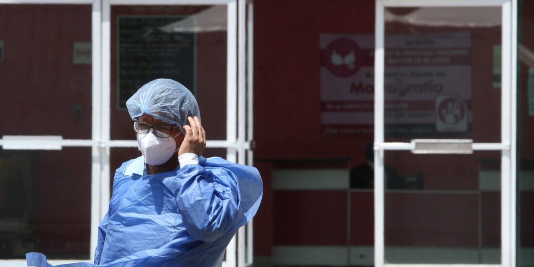 Personal médico afuera del Hospital General de Tláhuac en la Ciudad de México.