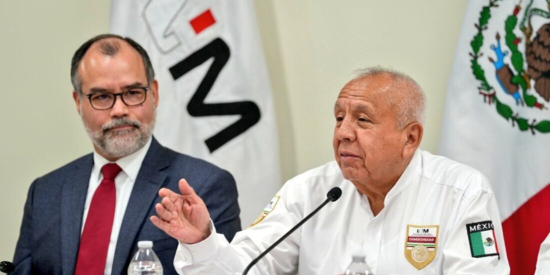 El comisionado del INM, Francisco Garduño (der.), en una visita de supervisión en la estación de BC, el 7 de abril.