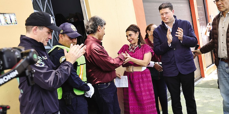 CLARA BRUGADA y Pablo Vázquez (der.), ayer, durante una visita con vecinos de la alcaldía Álvaro Obregón.