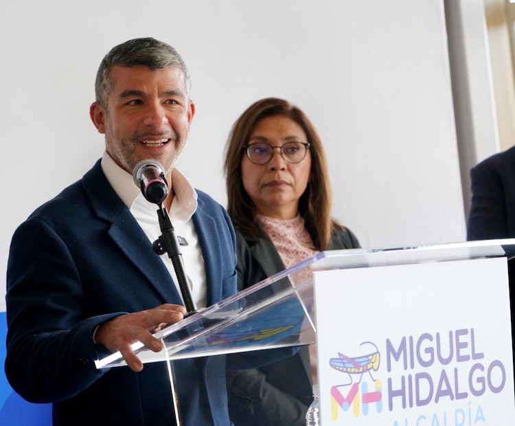 El alcalde Mauricio Tabe y la directora Carmen Casas Ratia durante la firma del convenio 2026.