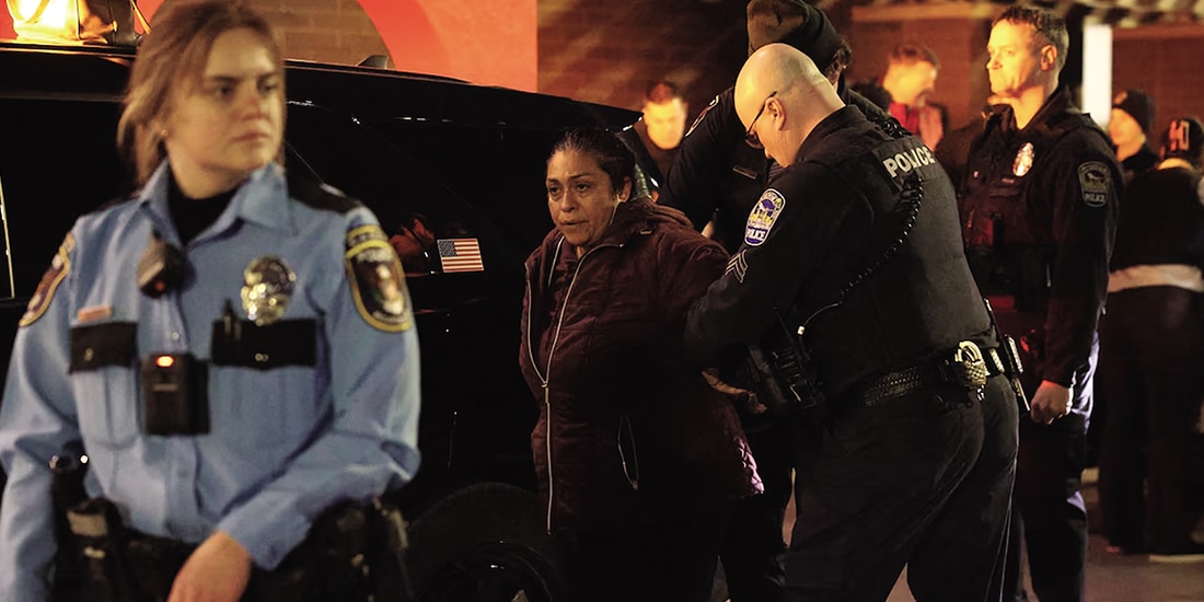 Policía detiene
a una manifestante contra el ICE
en Minnesota,
el 11 de febrero.