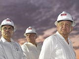 López Obrador supervisa las obras de la refinería de Dos Bocas.