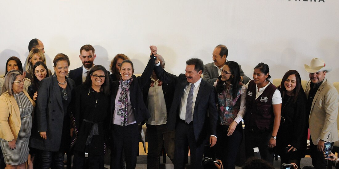 La Jefa de Gobierno (centro) en el encuentro acompañada por un grupo de diputados que simpatizan con ella, ayer.