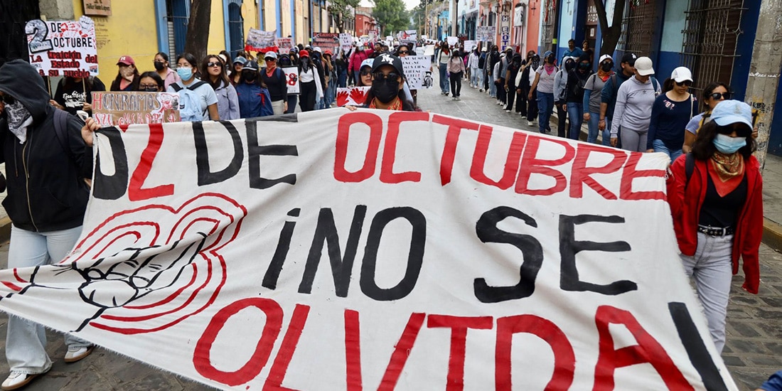 Estudiantes normalistas marcharon hacia el zócalo de la ciudad de Oaxaca al conmemorarse 57 años de la masacre estudiantil de Tlatelolco