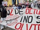 Estudiantes normalistas marcharon hacia el zócalo de la ciudad de Oaxaca al conmemorarse 57 años de la masacre estudiantil de Tlatelolco