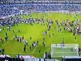 Momento en el que aficionados de Querétaro y Atlas ingresan a la cancha del Estadio Corregidora.