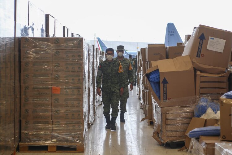 El material se compra en México y el extranjero y se entrega a las entidades que lo van requiriendo.