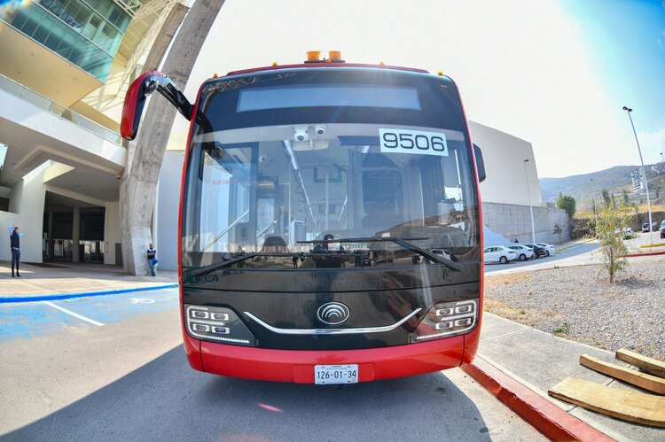 Este modelo en específico de Mi Bus cuenta con capacidad para 27 personas sentadas, tres asientos abatibles para personas con discapacidad y 73 personas de pie.