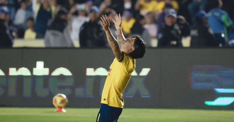 Víctor Dávila en un partido con el América