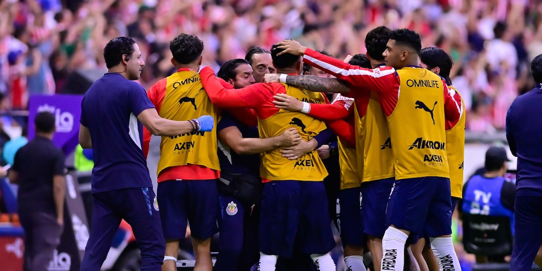 Jugadores de Chivas celebran el 1-1 vs Cruz Azul en la semifinal de vuelta del Clausura 2026.
