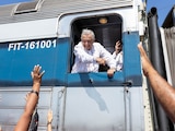 Tras ocho horas llega AMLO a Coatzacoalcos en el tren interoceánico