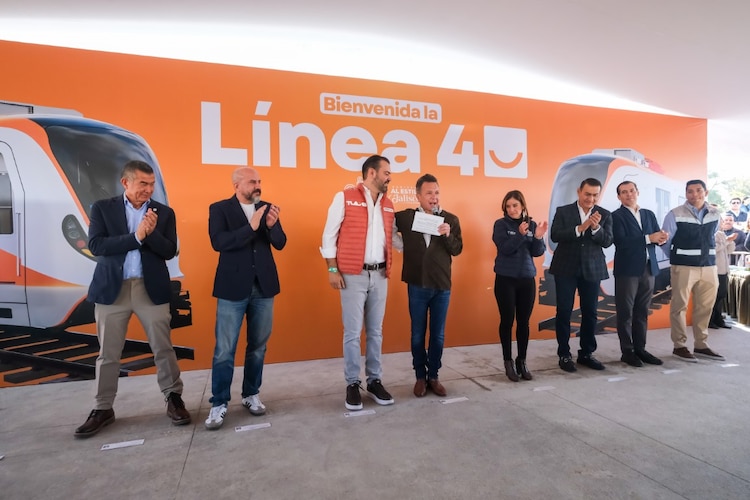 Pablo Lemus Navarro, Gobernador de Jalisco, encabezó el arranque de operaciones de la Línea 4 en la estación Tlajomulco Centro.