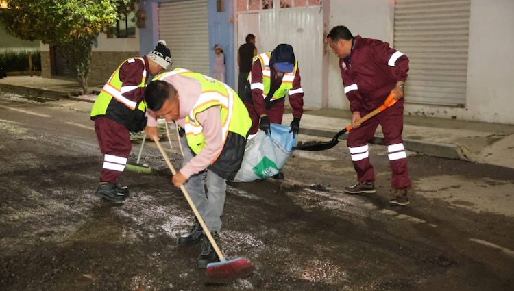 Personal y servidores públicos del Ayuntamiento de Ecatepec se sumaron de manera activa a las labores de pavimentación.