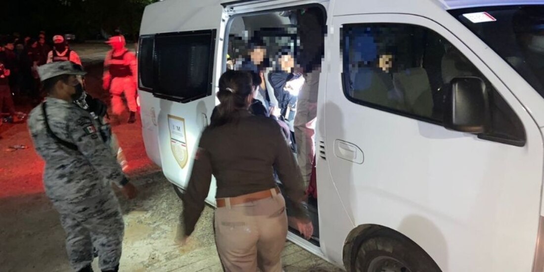 El INM rescató a 198 migrantes, principalmente originarios de Guatemala, quienes iban a bordo de dos camiones turísticos.