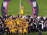 Futbolistas de Tigres Femenil festejan con el trofeo obtenido a costa del América en la final del Torneo Apertura 2023.