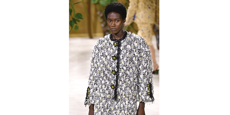 CHANEL presentó prendas con flores y estampados