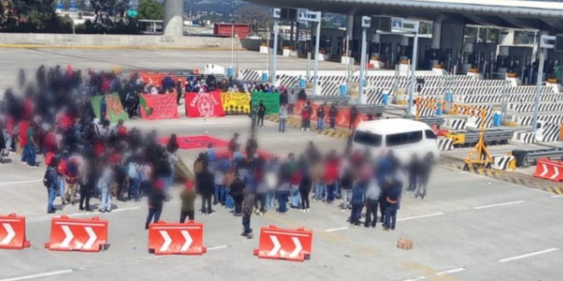 Normalistas de Ayotzinapa bloquean la autopista México-Cuernavaca en la caseta de Tlalpan.
