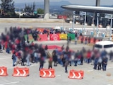 Normalistas de Ayotzinapa bloquean la autopista México-Cuernavaca en la caseta de Tlalpan.
