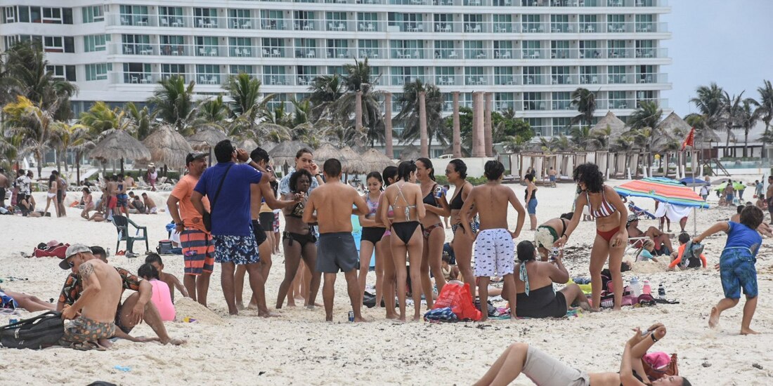Turistas disfrutan de las playas de Cancún, durante la pandemia del COVID-19.