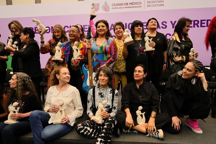 Clara Brugada entrega reconocimientos a pioneras y herederas del rock mexicano.