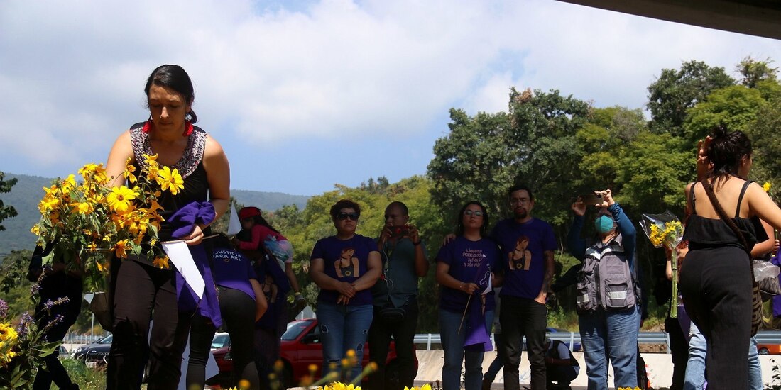 Familia y amigos de Ariadna protestan en el sitio donde encontraron el cuerpo de la joven.