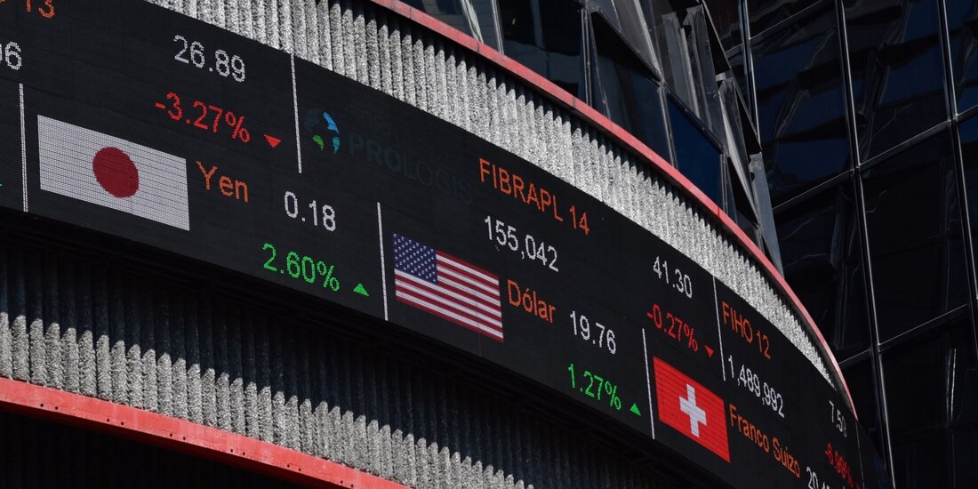 La Bolsa Mexicana de Valores (BMV) finalizó en 49 mil 492.52 unidades, con una pérdida de 2.24 por ciento respecto al jueves pasado ante la aparición de la variante Ómicron.