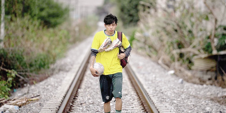 1. RETRATO de un joven futbolista caminando en Ecatepec