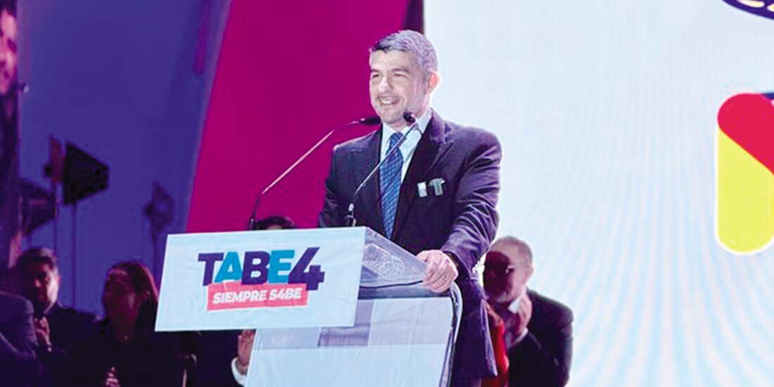 Mauricio Tabe Echartea, alcalde de Miguel Hidalgo, en entrega de su informe, ayer.