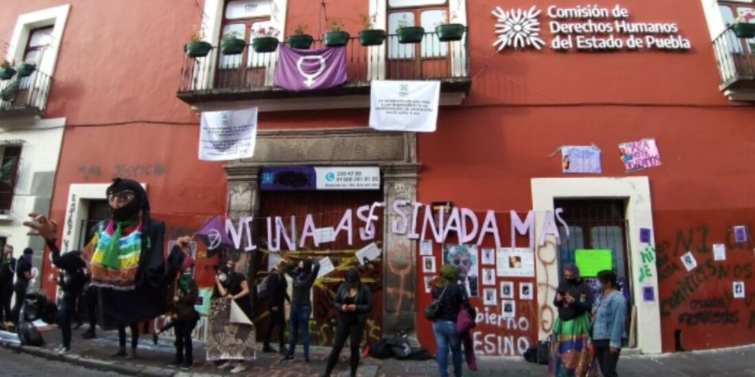 Toman sede de la Comisión de Derechos Humanos en Puebla, el 11 de septiembre de 2020.