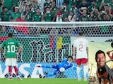 Momento en el que Guillermo Ochoa detiene el penalti de Robert Lewandowski en la Copa del Mundo Qatar 2022.