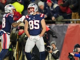 Hunter Henry celebra el touchdown con el que los Patriots vencieron a los Chargers en la ronda de comodines de la NFL.