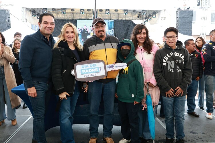 Los ganadores de los siete automóviles junto a autoridades municipales y familias en el Complejo Rosa Mística.