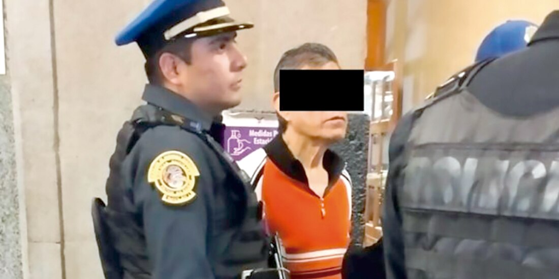 El hombre de 65 años, tras ser arrestado por uniformados de la SSC, ayer.