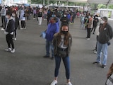 Decenas de personas esperan por el test en la alcaldía Iztapalapa.