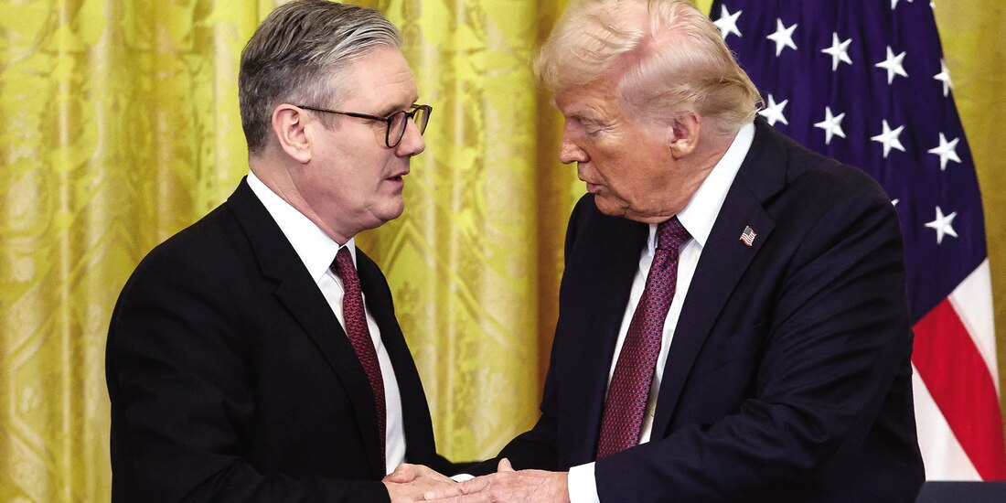 El presidente de Estados Unidos (der.), Donald Trump, y el primer ministro de Reino Unido, Keir Starmer, se dan la mano, ayer, frente a la prensa en una conferencia en la Casa Blanca.