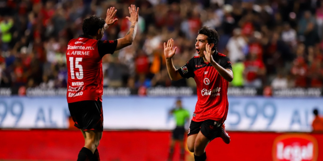 Gilberto Mora celebrando su gol con Ignacio Rivero.