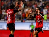Gilberto Mora celebrando su gol con Ignacio Rivero.