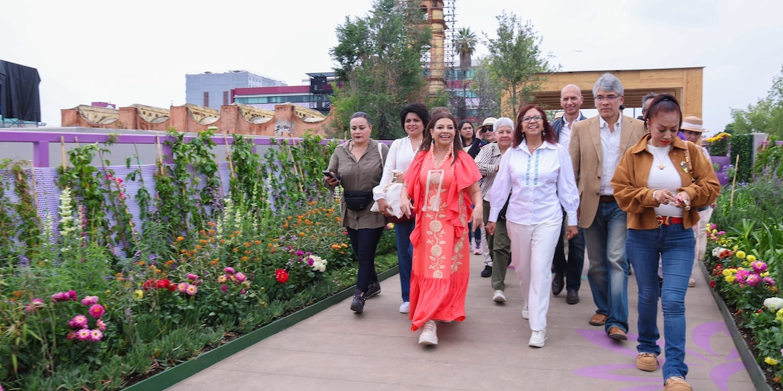 Al centro, la Jefa de Gobierno, durante la inauguración de la calzada flotante de Tlalpan.